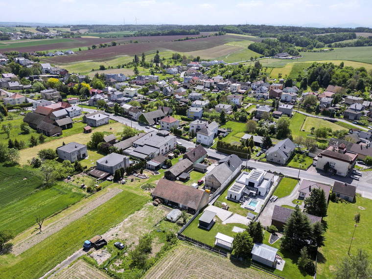 Letecký pohled na dům, zahradu a okolní zástavbu