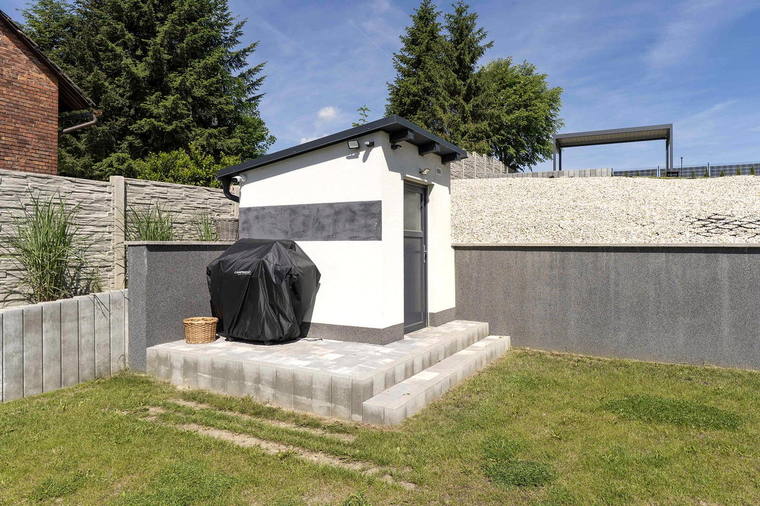 Druhý zahradní domek se zpevněnou plochou